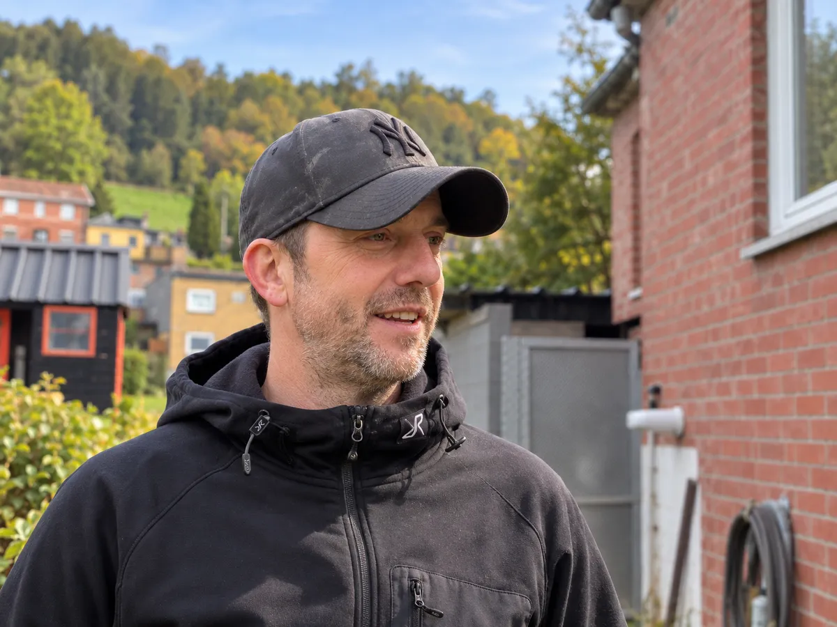 Portrait de Christopher Vangoethem, éducateur canin et comportementaliste, en extérieur